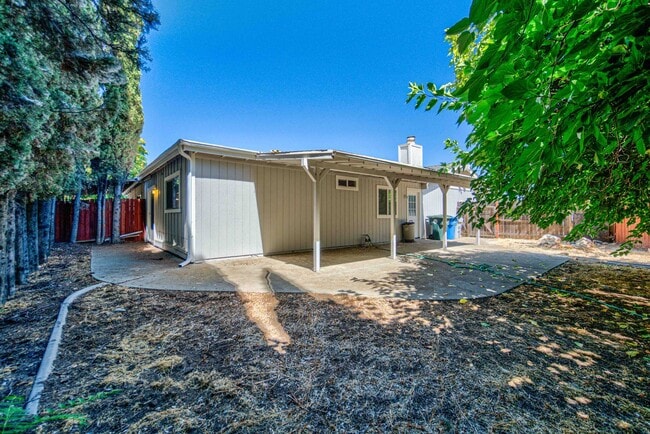 Building Photo - Spacious 2-Bed Duplex with Private Backyar...