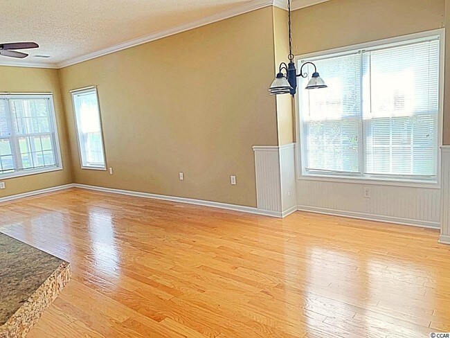 Foto del edificio - 5846 Longwood Dr