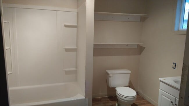 Building Photo - 3 Bedroom 1.5 Bath House