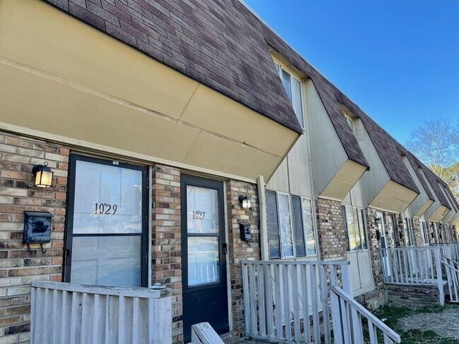 Building Photo - Cute and Convenient  South Nashville Townhouse near BNA and Woodbine - Renovated