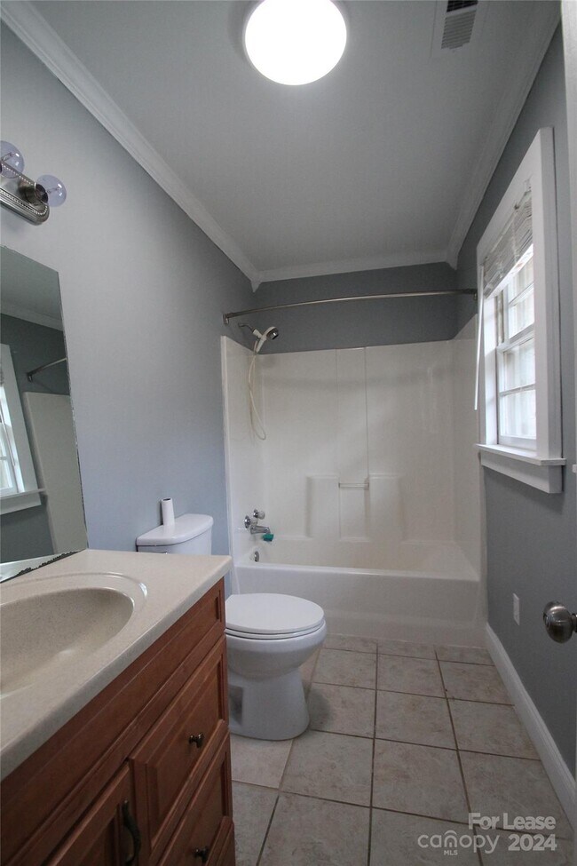 Building Photo - 817 Stonewall Ct