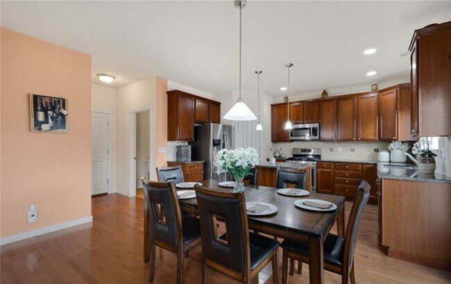 Building Photo - North facing 4-bedroom 2.5 bath house in B...