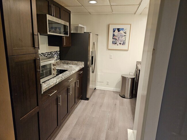 Building Photo - ALL INCLUSIVE, Modern Apt Garage Parking A...
