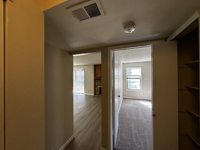 Foto del edificio - Charming condo in the Chestnut Community!  Available Now!