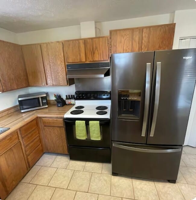 Full kitchen - 12107 Horseshoe Dr