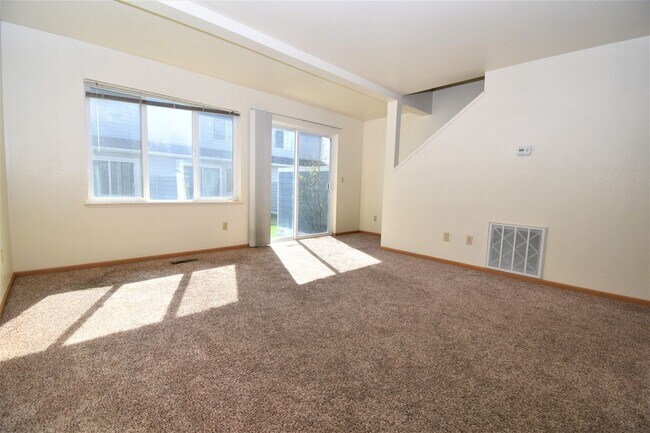 Foto del edificio - Townhouse style 2 bedroom 1.5 Bath with Attached Garage! Great Location!