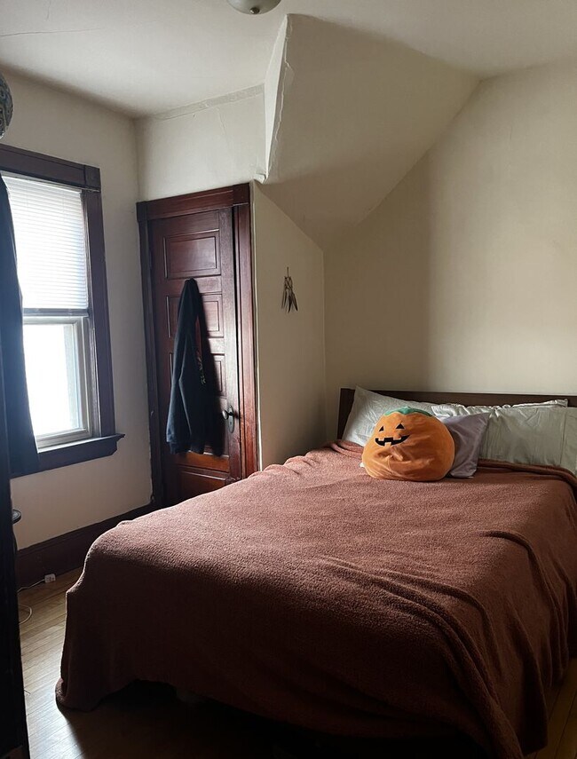 Foto del edificio - 1579 N Warren Ave