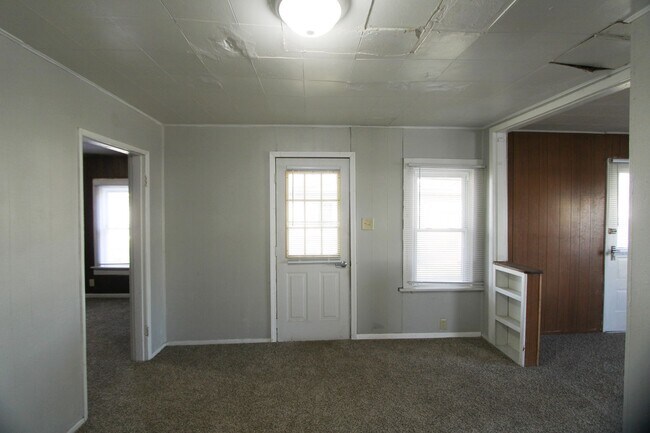 Foto del edificio - Spacious Home with Updated Finishes