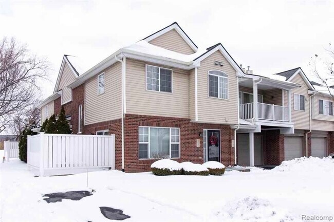Building Photo - 3336 N Pointe Blvd