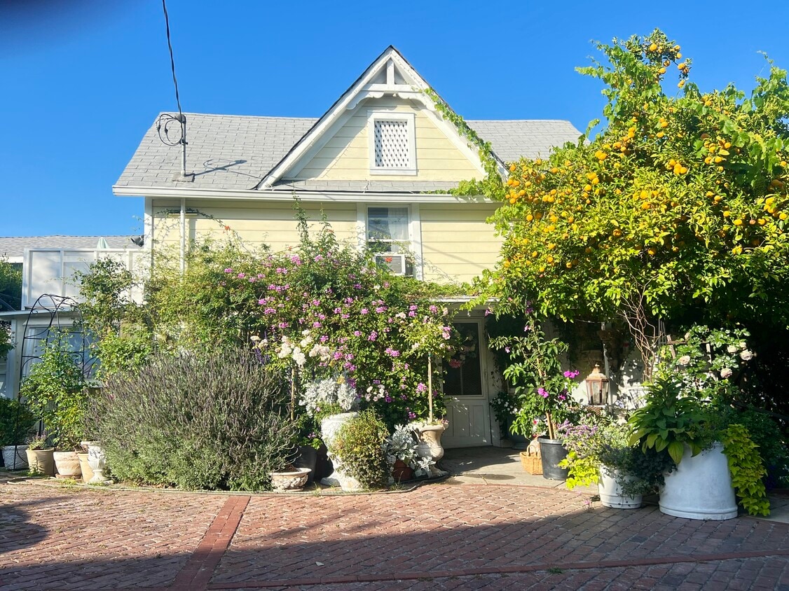 822 East Kensington Road - 822 E Kensington Rd (Los Angeles, CA)