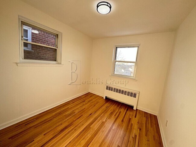 Foto del edificio - ** RENOVATED ** 4 BED ** 1 BATH ** PRIME LOCATION **