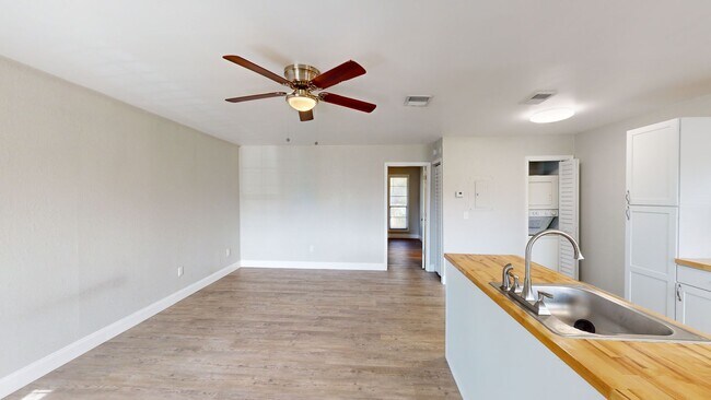 Building Photo - Woodland Acres::  Newly Renovated 1 Bedroo...