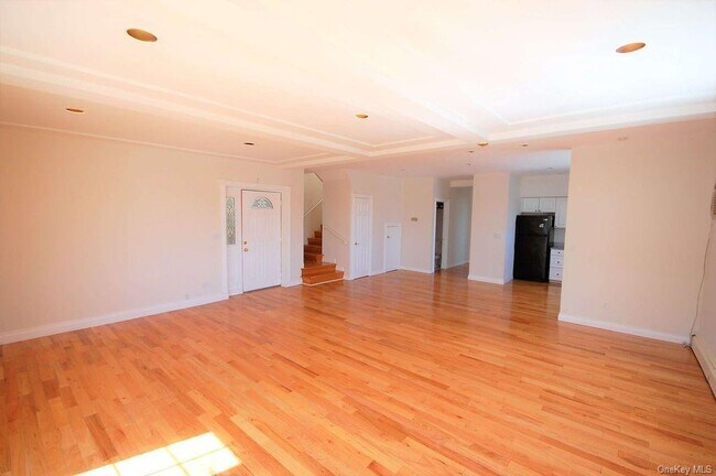 Building Photo - 5633 Sylvan Ave
