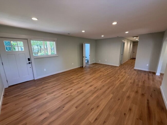 Building Photo - 805 Boxwood Ln SE