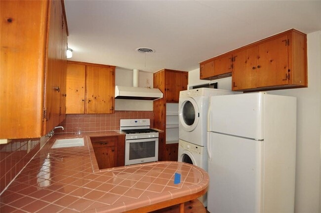 Building Photo - All appliances included! Great Location!