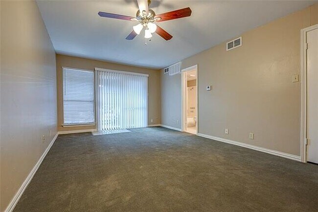 Foto del edificio - This Townhome is a true gem