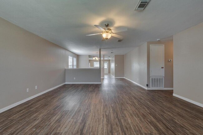Building Photo - 5536 Camarillo Dr