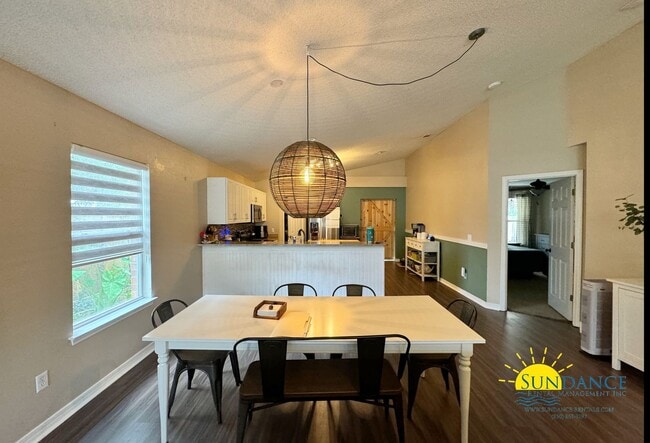 Building Photo - Gorgeous Lakefront Home in Gulf Breeze!
