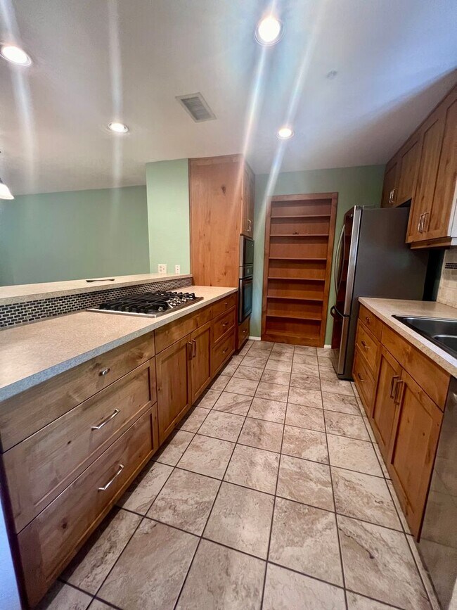 Foto del edificio - Unfurnished, 1-Year Long-Term Rental (Lowe...