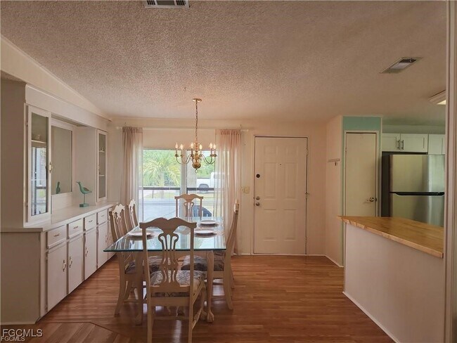 Foto del edificio - 10401 Circle Pine Rd