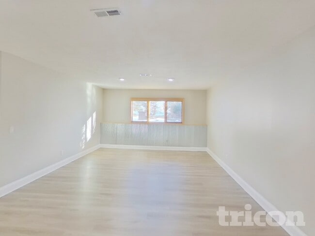 Building Photo - 606 Lincoln Dr NE