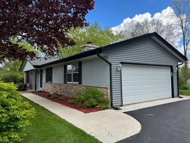 Building Photo - 10341 Flagstone Dr