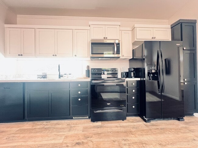 Building Photo - Partially Furnished ADU with Private Entra...