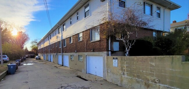 Building Photo - Cozy 2 bed 1 bath  townhouse with attached...
