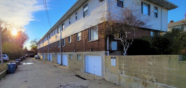 Foto del edificio - Cozy 2 bed 1 bath  townhouse with attached...