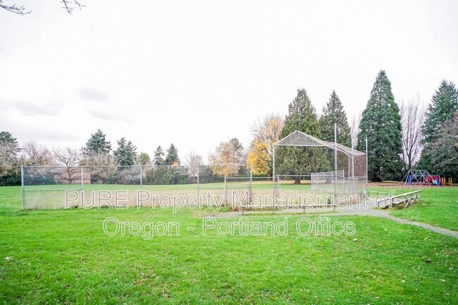 Building Photo - 14140 NE Sandy Blvd