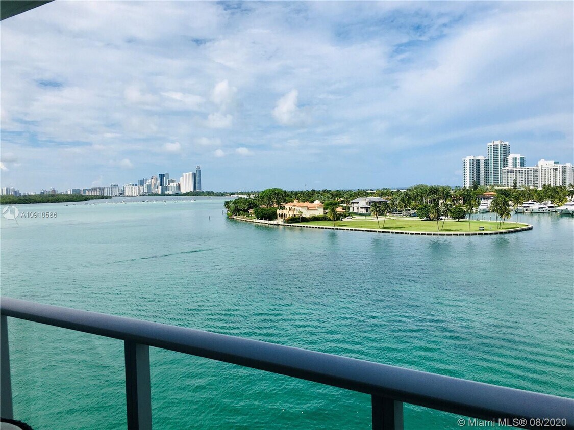 Foto principal - 10201 E Bay Harbor Dr