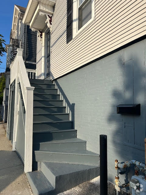 Building Photo - 125 Calverley St