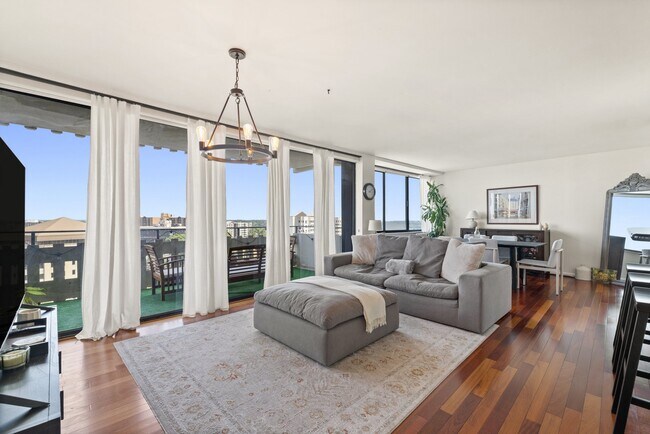 Foto del edificio - 6301 Stevenson Ave