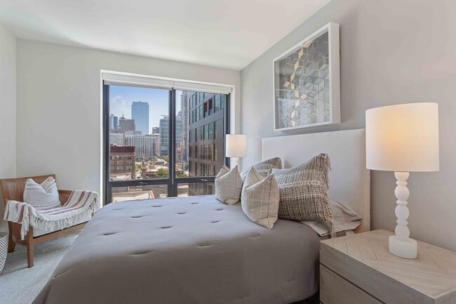 Building Photo - Circa 922