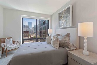 Building Photo - Circa 922