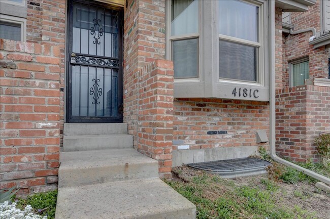 Building Photo - Spacious 2Bed/2.5 Bath with 2-Car Attached...
