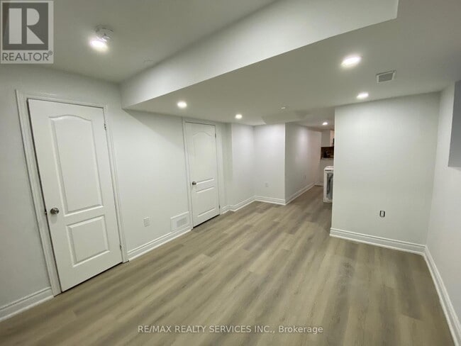 Photo du bâtiment - 76 Boathouse Rd