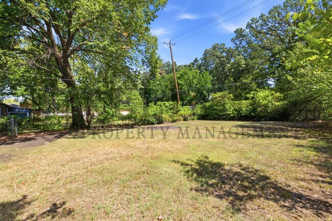 Foto del edificio - 1752 N Old Manor Rd