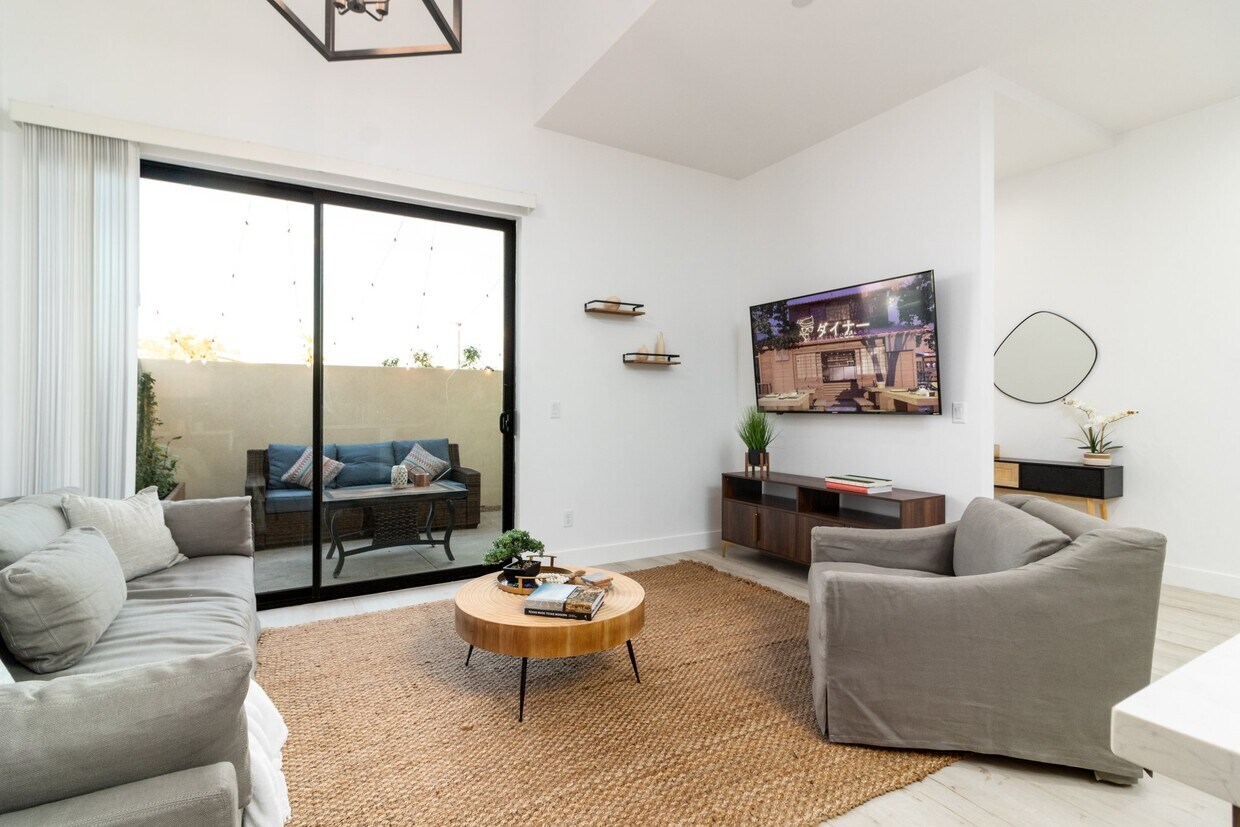Beautiful living area - 4050 N 12th St