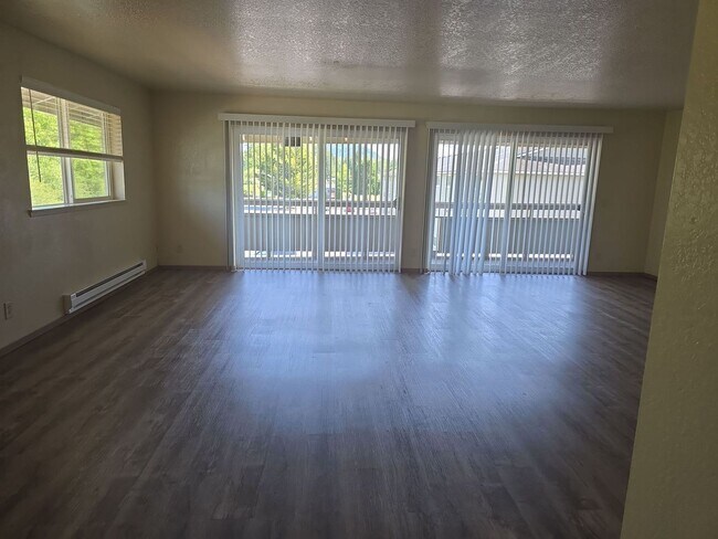 Foto del edificio - Over 1500 sqft! 3 bedroom 2 full bath suit...
