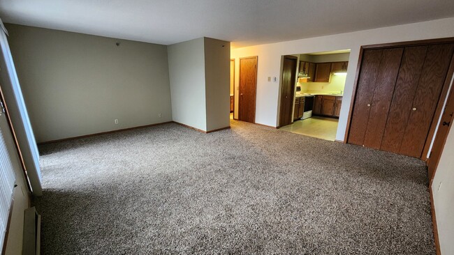 Building Photo - Large 2 Bed Apartment! Available Now! - 1/...