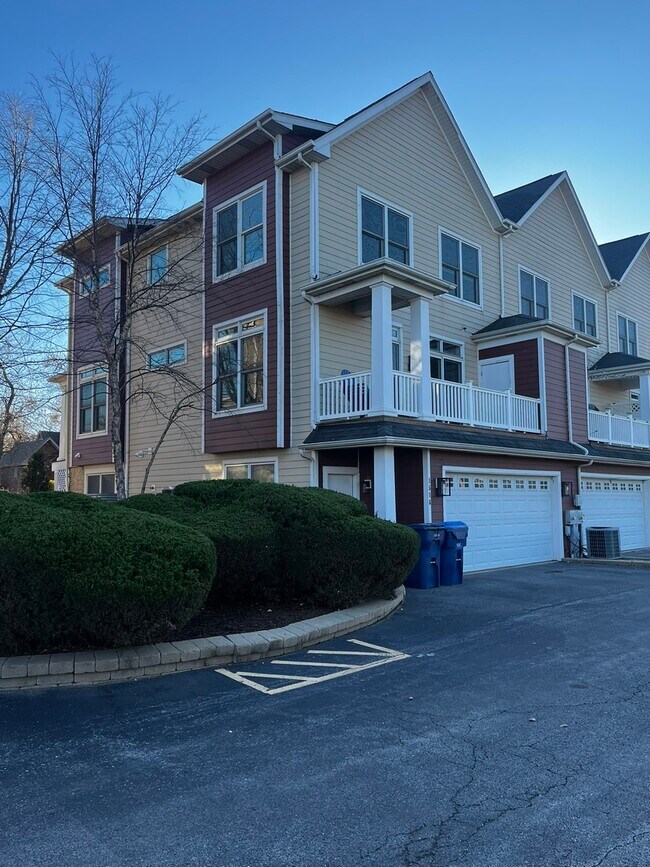 Building Photo - 1516 Broadway St