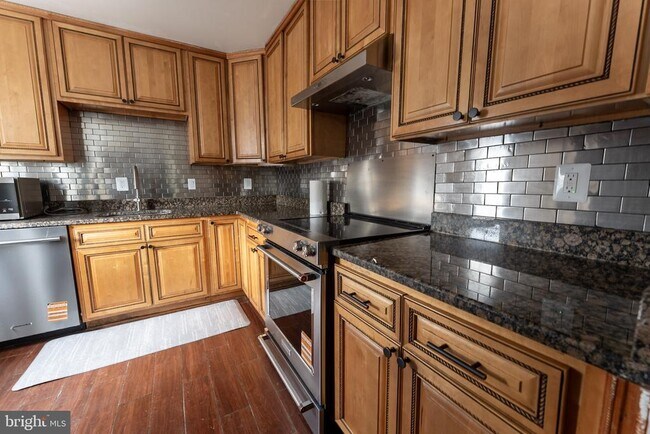 Building Photo - 7426 Rhondda Dr