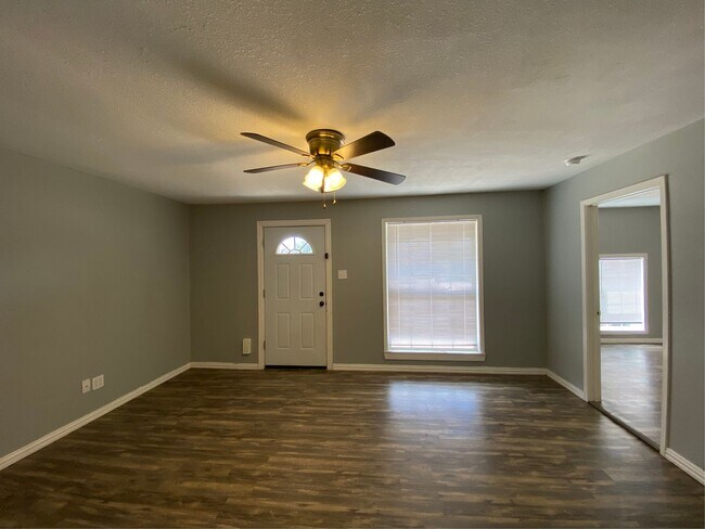Building Photo - Completely Remodeled 3 Bedroom 1 Bath Home Close To Everything, COMING SOON!!