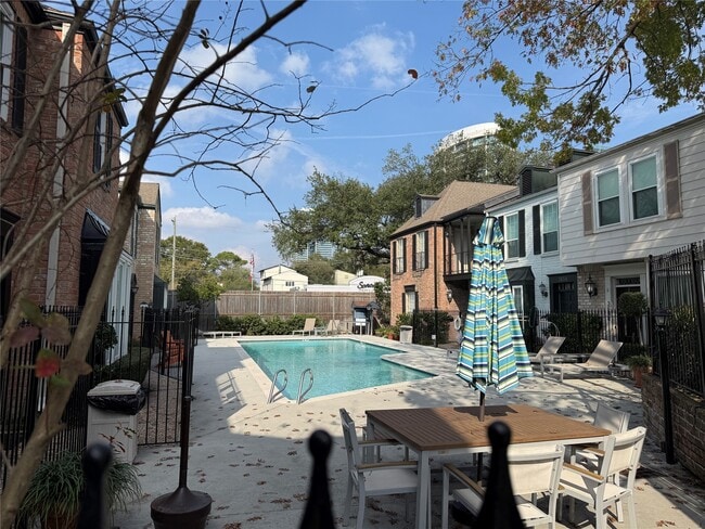 Building Photo - 3636 Lake St