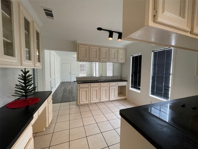 Building Photo - 827 Booth St