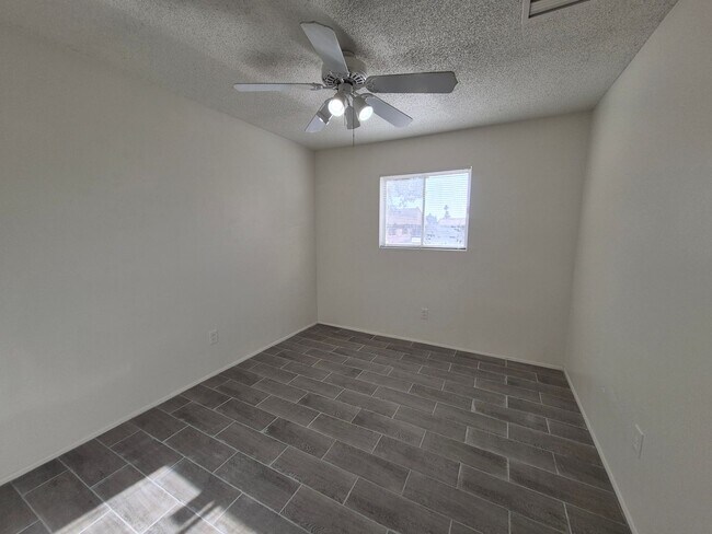 Building Photo - Large 4 Bed 2 Bath House
