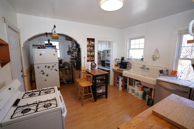 Building Photo - 59 Maple Ave