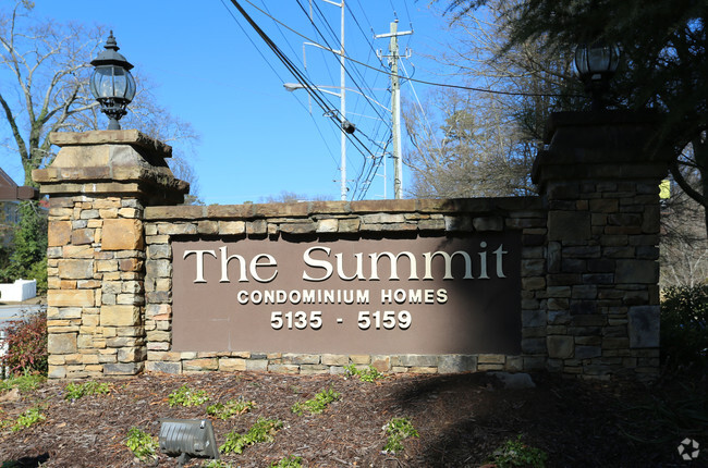 Signage - Summit Apartments