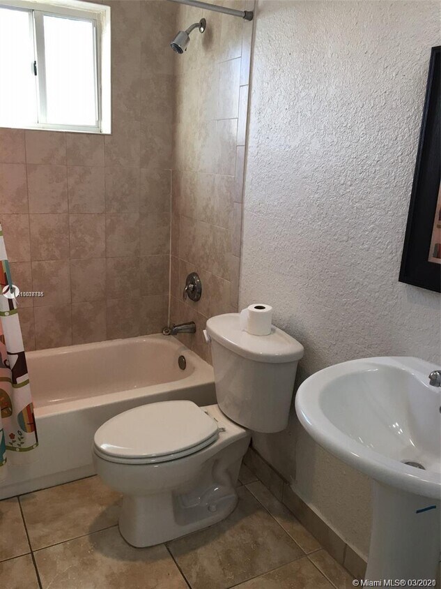 Building Photo - 458 SW 10th St